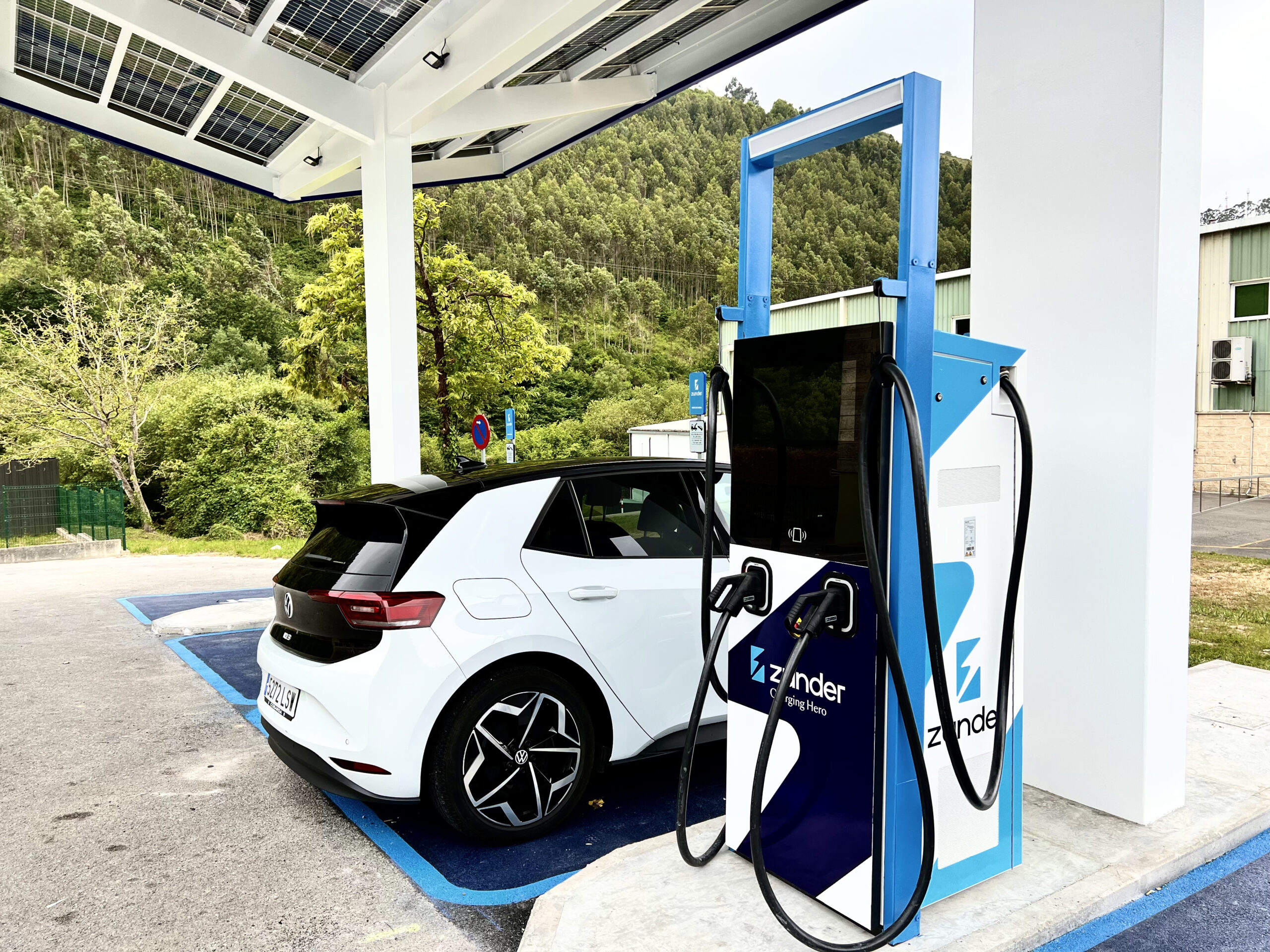 Estación de carga de Zunder en Unquera