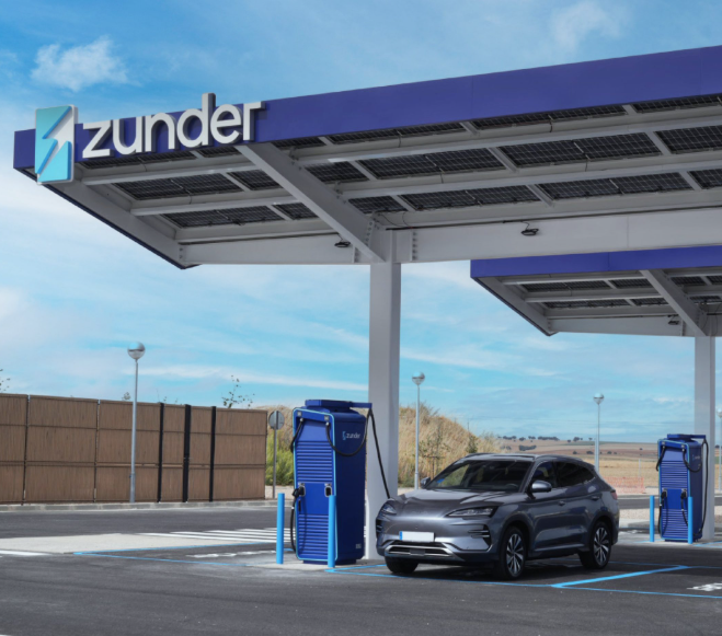 Un BYD Seal U cargando en una estación Zunder