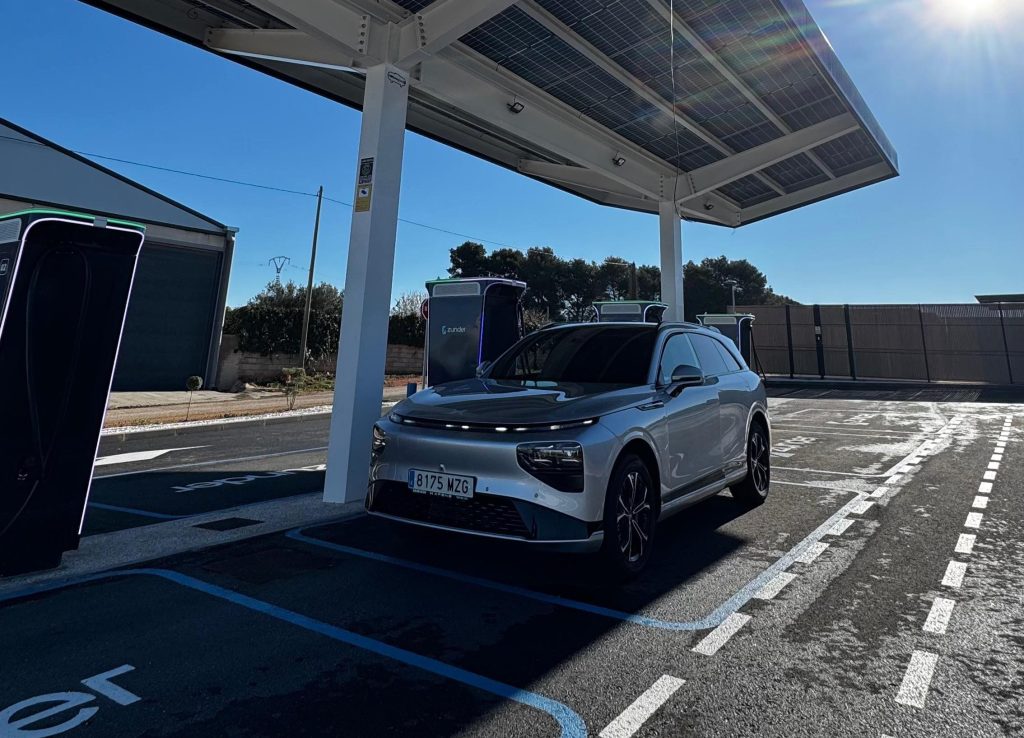 XPeng G9 cargando en Estación de Carga de Zunder