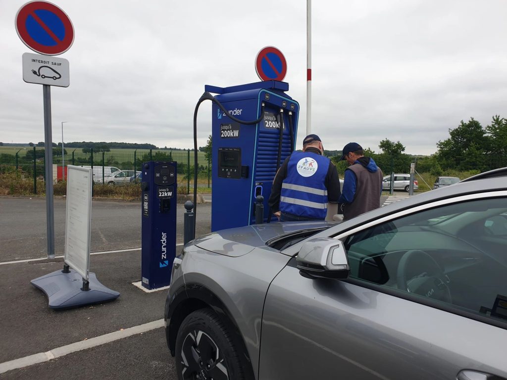 Gilets Bleus 2025 : Zunder accompagne les électromobilistes tout l’été sur l’autoroute