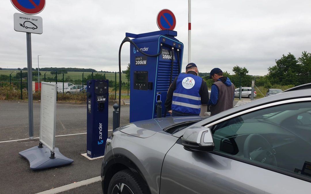 Gilets Bleus 2025 : Zunder accompagne les électromobilistes tout l’été sur l’autoroute