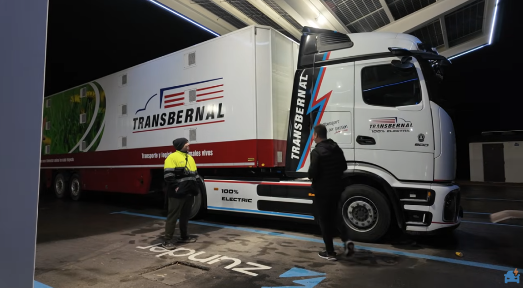 Imagen de camión eléctrico cargando en Zunder