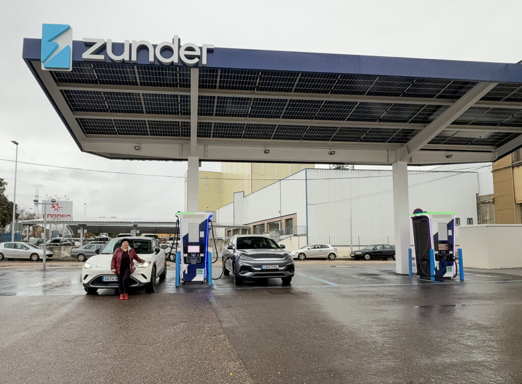 Coche eléctrico cargando durante escapada en Salamanca