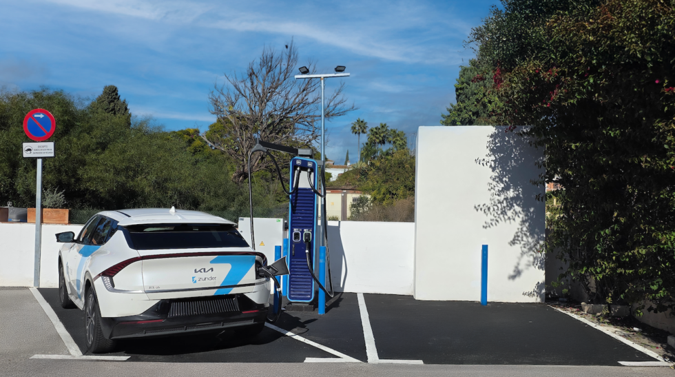 Estación de Carga de coche eléctrico de Zunder en Marbella, en restaurante Lobito de Mar